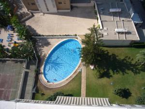 uma vista superior de uma piscina num quintal em La Pinta - Fincas Arena em Benidorm