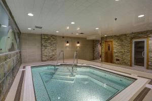 Bazén v ubytování Banff Inn nebo v jeho okolí