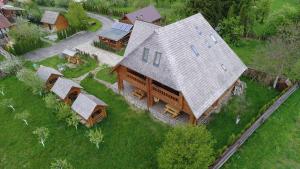 eine Aussicht auf ein Haus mit einem großen Dach in der Unterkunft Vadul Lupilor in Moisei