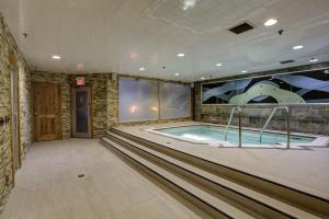 Swimmingpoolen hos eller tæt på Banff Inn