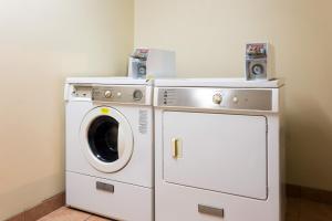 a washing machine and a washer and dryer in a room at Homestay Horn Lake Southaven in Horn Lake