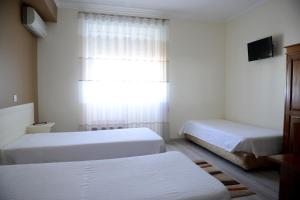 una camera da letto con due letti e una finestra di Horta D'Alva a Castelo Branco
