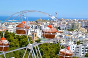 uma roda gigante com cupcakes em cima de uma cidade em B&B Il Giardino Stellato em Vieste