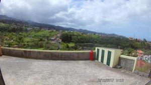 een uitzicht op de stad vanuit een gebouw met een berg bij AL - Perola Dourada in Santana
