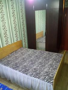 Кровать или кровати в номере Апартамент Нефтяник