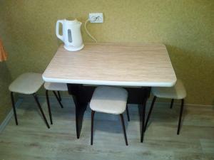 SalavatにあるАпартамент Нефтяникのテーブル(椅子4脚付)