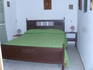 カステッランマーレ・デル・ゴルフォにあるVilletta Mare e Termeのベッドルーム1室(緑色のベッド1台、2泊用スタンド付)