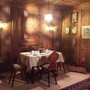 A restaurant or other place to eat at Albergo Lardi