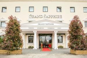 un edificio con un tappeto rosso di fronte di Grand Sapphire Hotel & Banqueting a Croydon