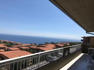 アーチ・トレッツァにあるCasa Miràの家のバルコニーから海の景色を望めます。