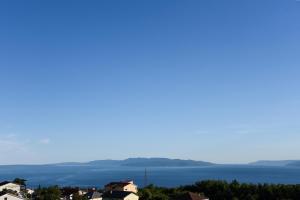 vistas al océano desde una ciudad en Apartments Trampi, en Marinići