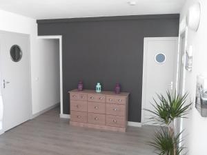 a room with a dresser and a wall at Gîte du Port sur la presqu'île de Lézardrieux in Lézardrieux