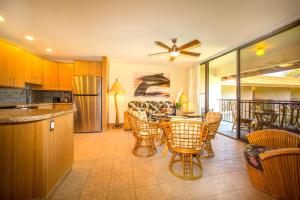 eine Küche und ein Wohnzimmer mit einem Tisch und Stühlen in der Unterkunft Beautiful 2 Bedroom Condo with Panoramic Ocean Views | Oceanfront in Kihei