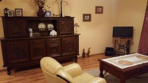 Televízia a/alebo spoločenská miestnosť v ubytovaní Apartament Stary Kazimierz - Apartamenty Pod Aniołem