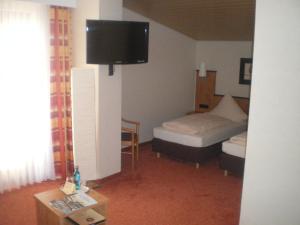 Postel nebo postele na pokoji v ubytování Hotel Gasthof Käßer