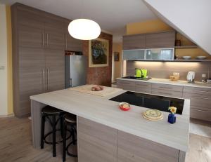 a kitchen with a large island in the middle at Mieszkanie Pod Dobrym Aniołem in Czempiń