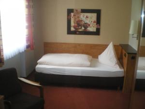 Postel nebo postele na pokoji v ubytování Hotel Gasthof Käßer