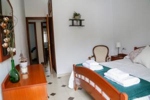 アルコス・デ・ラ・フロンテーラにあるCasa Las Nievesのベッドルーム1室(ベッド1台、テーブル、タオル付)