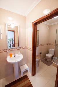 un baño con lavabo e inodoro en Baleal Beach Holiday Villa, en Baleal