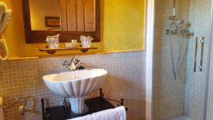 インフィエストにあるHotel Rural Casa Cuetoのバスルーム(シンク、シャワー付) +28枚の写真