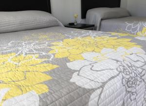 Postel nebo postele na pokoji v ubytování Kingfisher Lodging