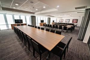 a conference room with a large wooden table and chairs at Belise Apartments in Brisbane +42 photos