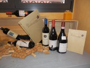 un groupe de bouteilles de vin assises sur une table dans l'établissement Hotel Novara, à Verbania