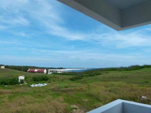 uma vista para o oceano a partir de uma casa em 吉貝島民宿-德芬旅館Down Home Hotel em Baisha