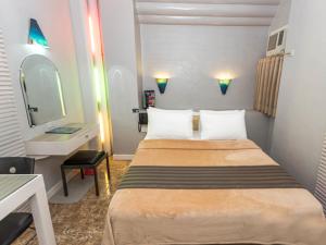 Postel nebo postele na pokoji v ubytování Urban Travellers Hotel