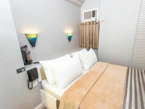 Postel nebo postele na pokoji v ubytování Urban Travellers Hotel