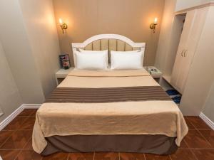 Postel nebo postele na pokoji v ubytování Urban Travellers Hotel