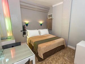 Postel nebo postele na pokoji v ubytování Urban Travellers Hotel