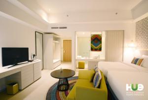 A television and/or entertainment centre at Hue Hotels and Resorts Puerto Princesa Managed by HII