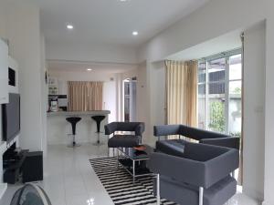 Khu vực ghế ngồi tại Paknampran 2 Bedrooms Pool Villa