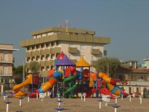 une aire de jeux en face d'un bâtiment dans l'établissement Hotel Colombo, à Rimini