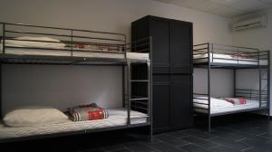 Łóżko lub łóżka piętrowe w pokoju w obiekcie PREMIUM Hostel