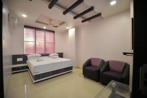 Giường trong phòng chung tại Hotel Radhe Krishna