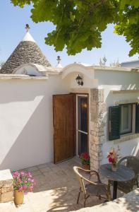 マルティナ・フランカにあるB&B Trulli Valle d'Itriaの木の扉とテーブルのある家