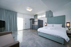Un dormitorio con una cama grande y un sofá. en Villa Gardenya וילה גרדניה אילת, en Eilat 33 fotos más