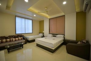 Giường trong phòng chung tại Hotel Radhe Krishna