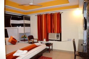 TV a/nebo společenská místnost v ubytování Hotel Su Shree Continental Dx Near New Delhi Railway Station