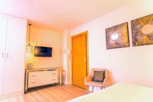 1 dormitorio con cama, silla y vestidor en Apartamento Malaga Beach, en Málaga