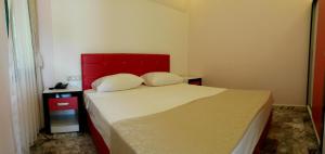 マルマリスにあるClub Aquariumのベッドルーム1室(赤いヘッドボード付きの大型ベッド1台付)