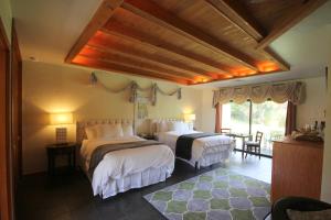 เตียงในห้องที่ Sonoma Coast Villa