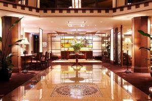 a lobby of a hotel with a table and chairs at Kissho Caren in Higashiizu