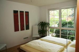 コンスタンツにあるSymphonie-Villa am See - Musikerviertelのベッドルーム1室(ベッド2台、窓付)