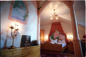 Televízia a/alebo spoločenská miestnosť v ubytovaní Märchenhotel 3 Sterne Superior Waldpension Nebelstein