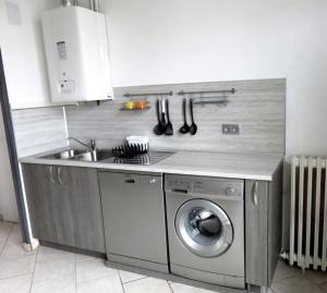 een keuken met een wastafel en een wasmachine bij Gîte du Vieux Marché in Le Havre