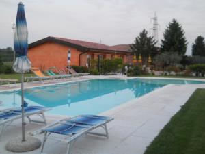 Der Swimmingpool an oder in der Nähe von Agriturismo La Palazzina