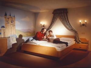 Posteľ alebo postele v izbe v ubytovaní Märchenhotel 3 Sterne Superior Waldpension Nebelstein